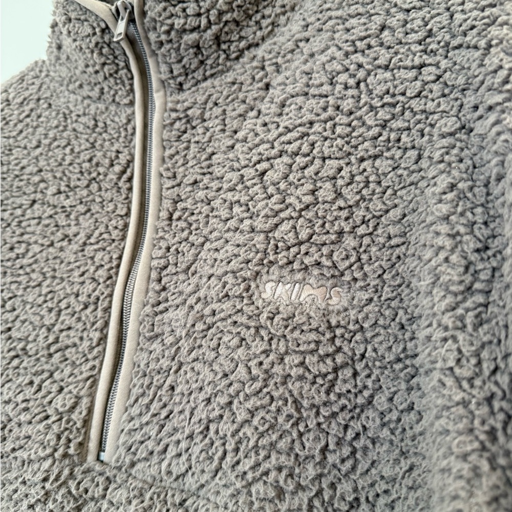 SKIMS Teddy Pullover Sherpa Amethyst - Picture 2 of 3